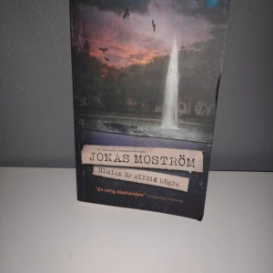 Himlen är alltid högre - En spännande deckare om Nathalie Svensson, perfekt för dig som gillar mysterier och oväntade vändningar. Boken är i pocketformat och lätt att ta med. Perfekt för unga vuxna som vill ha en riktig bladvändare med mörka hemligheter och dramatik.