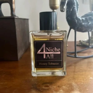 4 Niche All Honey Tobacco parfym - Cirka 85/90 av 100 ml. Lik naxos