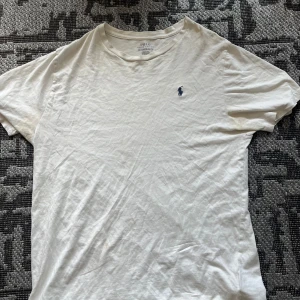 Vit t-shirt från Polo Ralph Lauren s/m - Vit t-shirt från Polo Ralph Lauren i storlek S till m