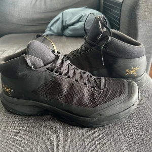  Arc'teryx vandringsskor  - Topp skick, använda endast en gång. Storlek 46 2/3