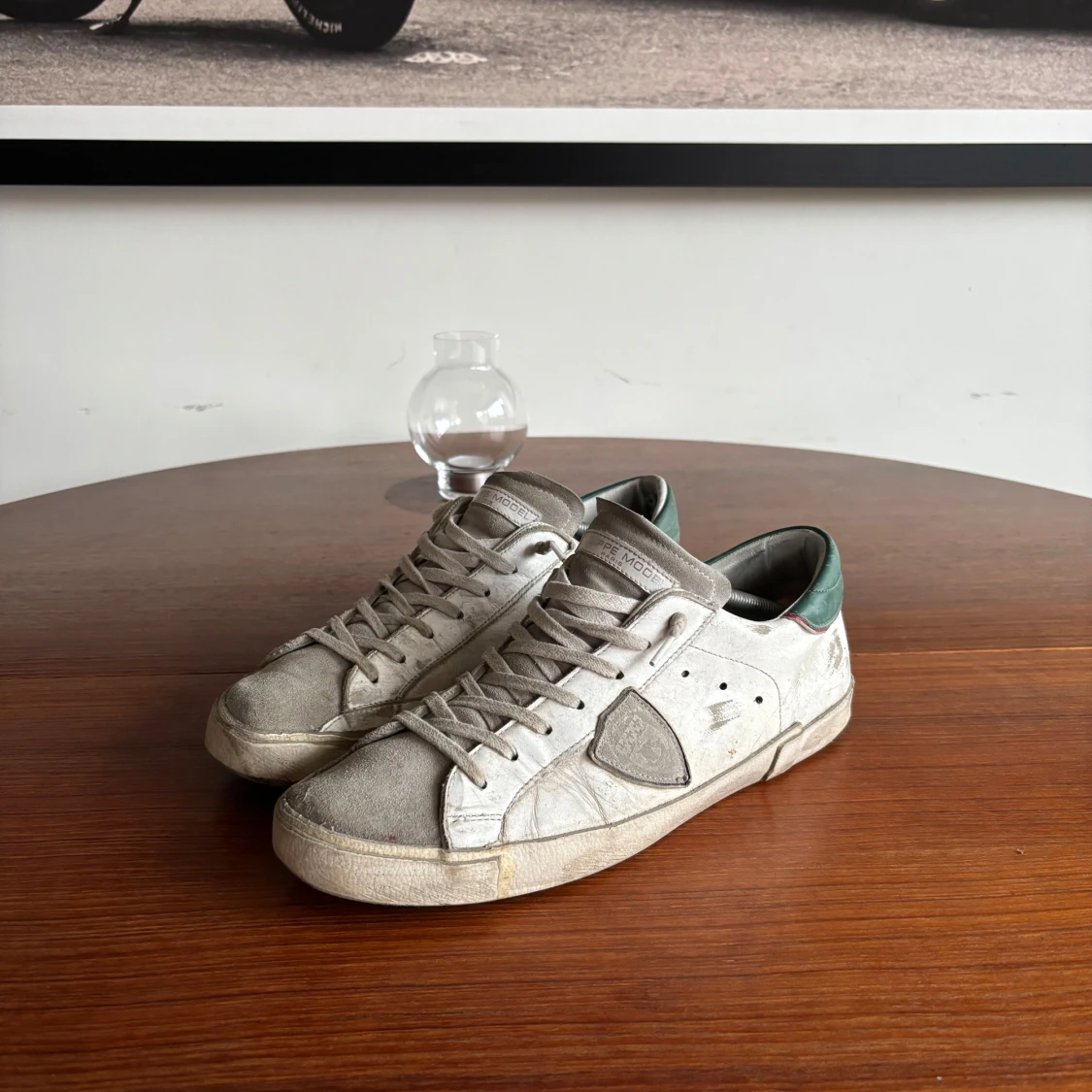 Philippe Model vita sneakers med gröna detaljer