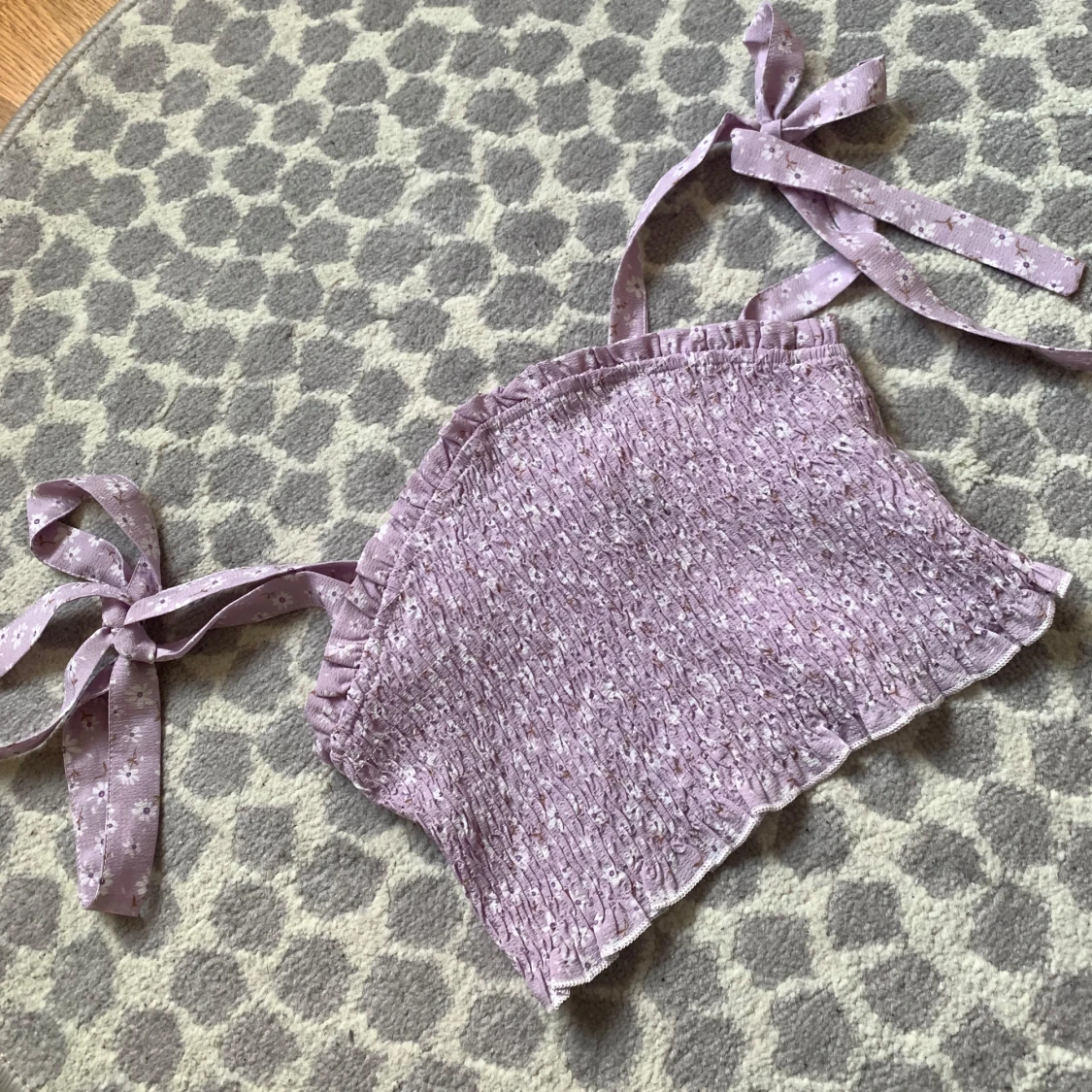 Ljuslila blommig bandeau topp med knyt - 1