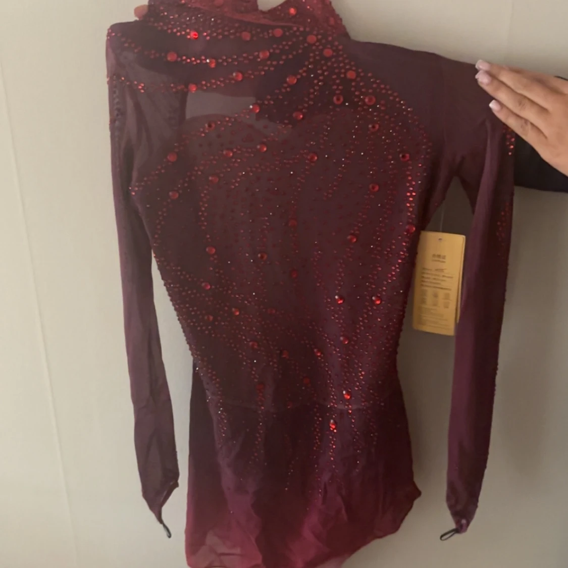 Vinröd glittrig konståkningsklänning med öppen rygg - 1