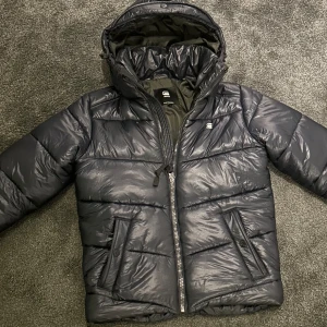 G-Star Raw puffer jacka - Säljer nu min G-star jacka skriv om du är intressad, Jackan är 9/10 skick (i princip helt ny). Storleken är S men passar även M. Pris kan diskuteras.  