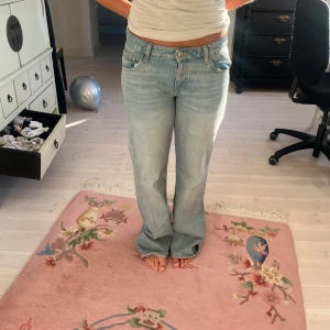 Ljusblå low waist jeans från Zara - Säljer ett par helt nya ljusblå jeans från Zara i storlek 38. Modellen har låg midja!