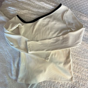 Tröja från NA-KD - Superfin tröja, dock för liten och var väldigt tight, passar bättre för folk med strl S🤍