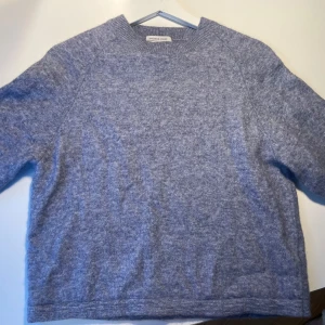 Grå stickad kortärmad tröja från & Other Stories - Mysig grå stickad tröja från & Other Stories Stockholm Atelier använt få gånger. Föreslå pris!