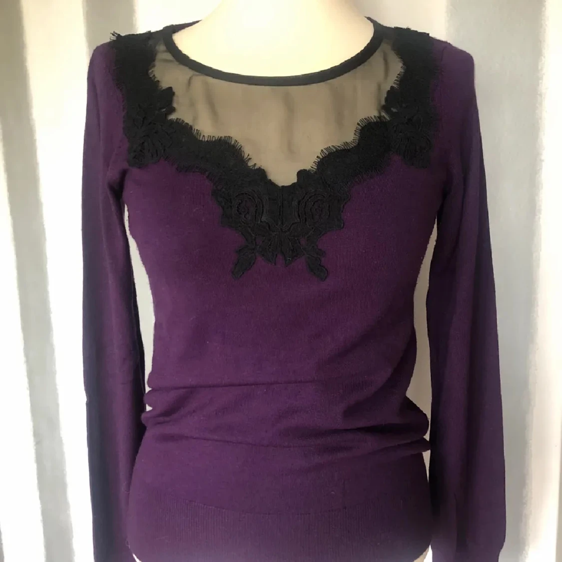 Lila topp med spetsdetalj - 2