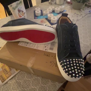 Svarta sneakers med nitar och röd sula - Nya loubs används en gång allt og utan box finns med