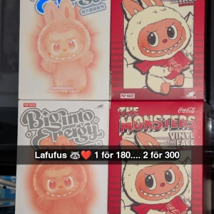 Lafufus Biginto Energy / The Monsters Vinyl Blind Box - Upptäck söta och busiga monsterfigurer från Pop Mart! Perfekt för dig som gillar samlarobjekt och cool design. Varje box är en överraskning med unika karaktärer i färgglada förpackningar. Passar dig som vill ha något annorlunda och roligt i bokhyllan eller på skrivbordet.