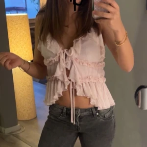 Ljus rosa linne - Trendiga ljus rosa volang linnet storlek S men passar mig som är S/XS💕