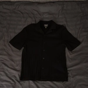 Skjorta H&M  - Säljer en svart resort skjorta ifrån H&M i storlek S. Fint skick! 