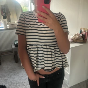 Randig volangtopp från Zara - Superfin topp från Zara med marinblå och vita ränder. Modellen är kortärmad med rund hals och har en söt volang. Inte andvänd mycket💗❤️