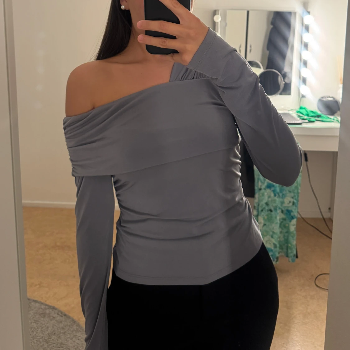Grå offshoulder topp med lång ärm