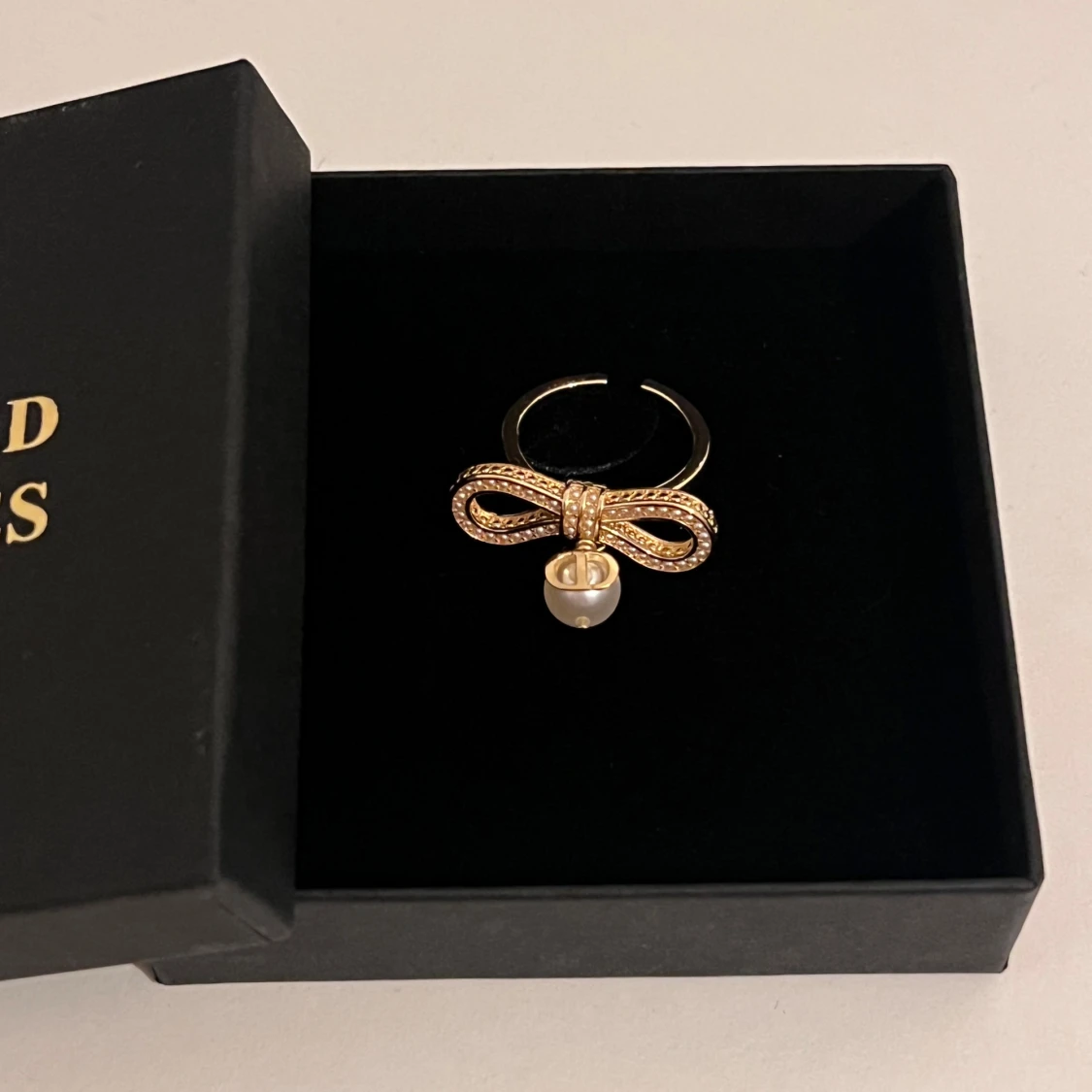 Guldring med rosett och pärla från Dior - 1