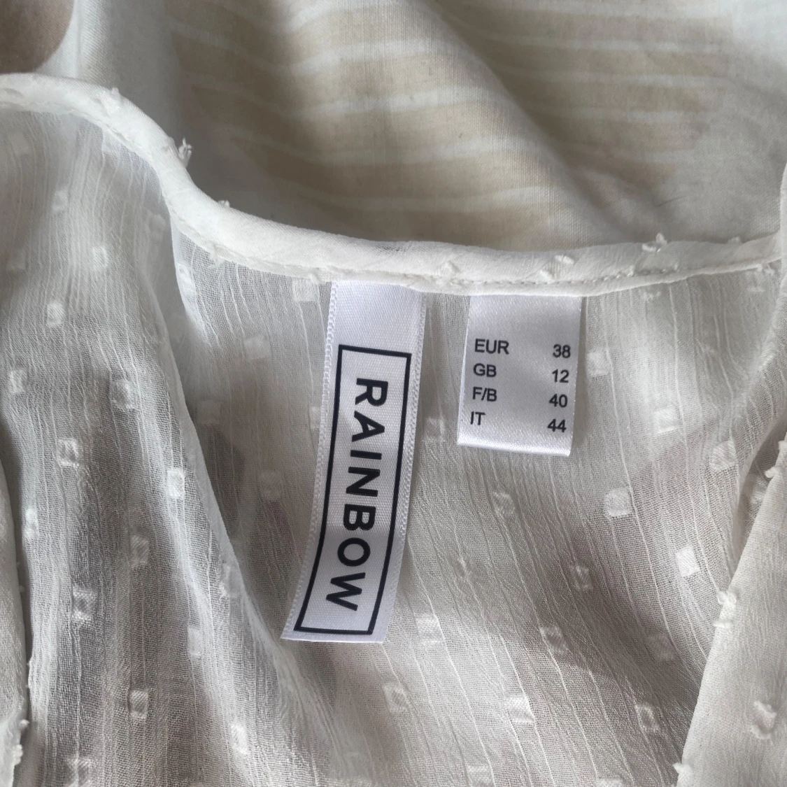 Vit kofta säljer pågrund av passar it mej - 1