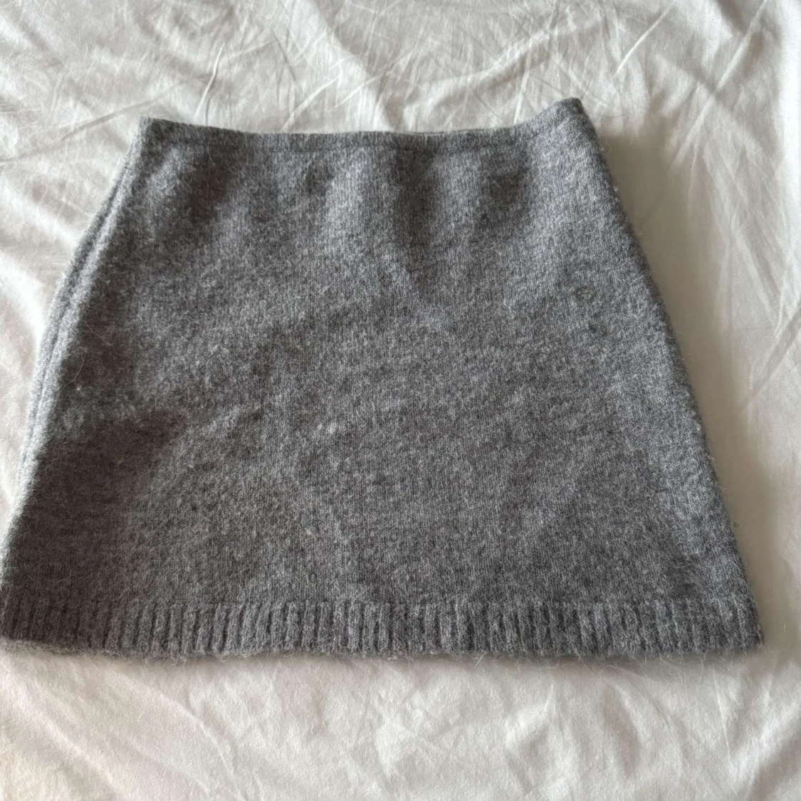 Grå stickad kortkjol