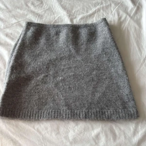 Grå stickad kortkjol - Super fin stickad kjol, perfekt nu till hösten. Passsr perfekt till ett par snygga boots, bra kvalitet💕