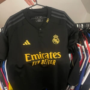 Real Madrid Tröja - Real Madrid tröja. Använd ett par gånger och har gjort sitt för mig.