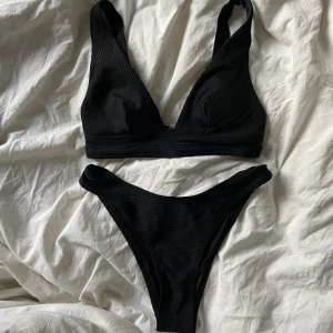 Svart bikini - Säljer denna svarta ribbade bikini med justerbara band. Den är från h&m och i storlek S. Jag har knappt använt den då den är lite stor på mig.