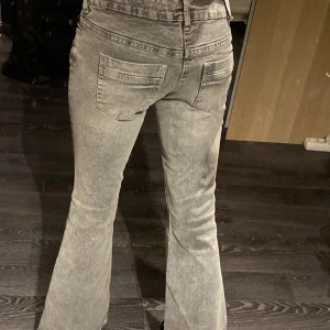 Scandi lowwaist bootcut jeans - As populära och trendiga, skitnygga jeansen från GINA YOUNG 14+🩷typ alltid slutsålda. De är helt nya med prislappen kvar, säljer då jag fick dubbletter:) Storlek S och det är REGULAR FIT