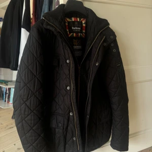 Barbour Quilted jacket - Stilren och tidlös barbour-jacka i fint skick! Dubbel dragkedja som ger intryck av en väst under. Perfekt för mellansäsong eller svalare sommarkvällar! Väldigt lite tecken på användning och såklart inga fläckar eller andra problem. Storlek S men den är lite stor i storleken så passar definitivt M. 