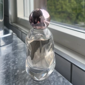 Parfym Kylie Cosmetics Cosmic - Säljer en 50ml parfym från Kylie Cosmetics. Parfymen heter cosmic och det är cirka 40 ml kvar i flaskan. Hör av dig om du har några frågor!😁pris kan diskuteras!!