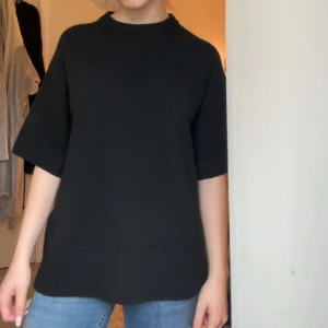 Svart stickad tröja med kort ärm - Super fin❣️❣️