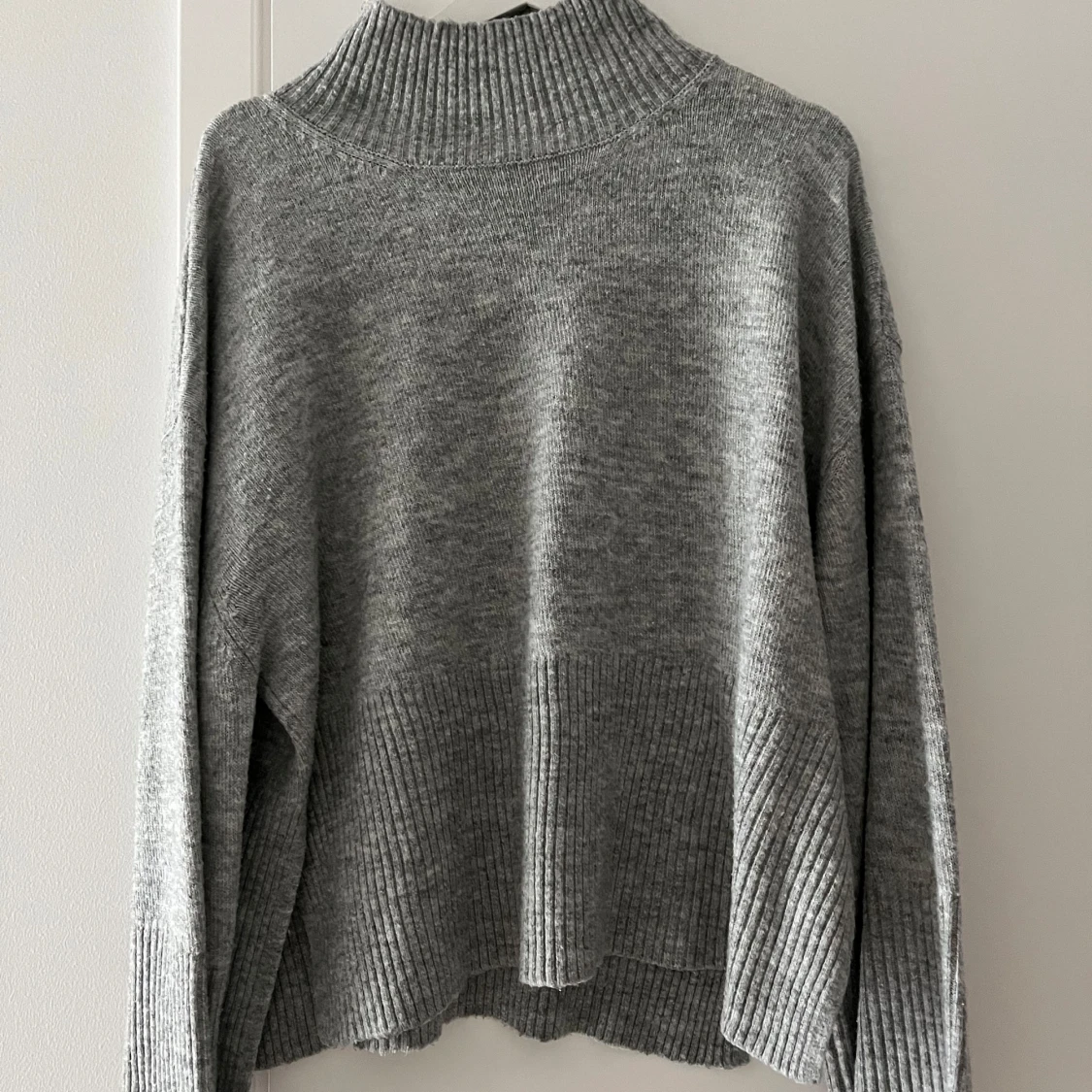 Grå stickad polotröja