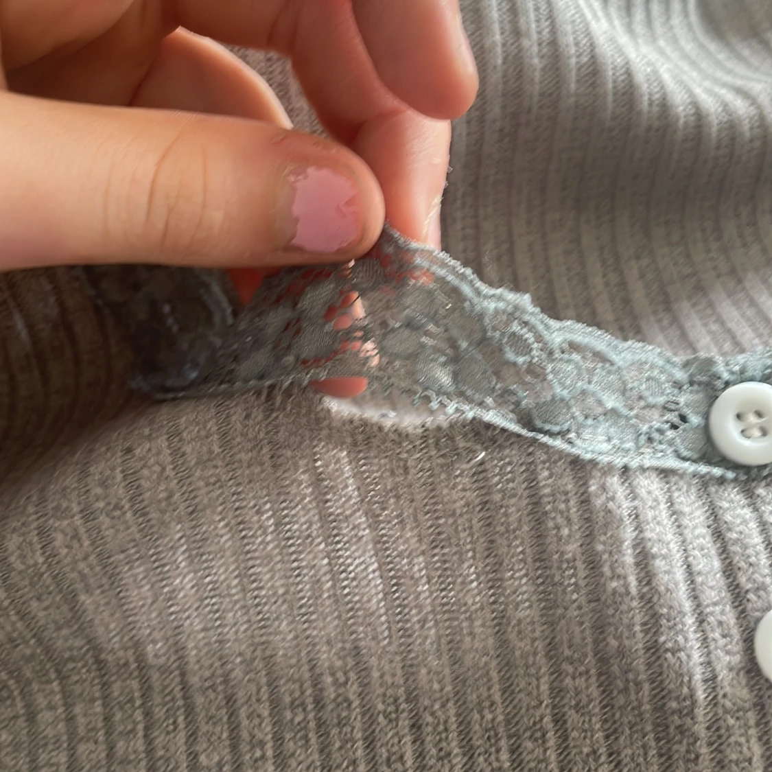 Grå ribbad topp med spets från Romwe - 4