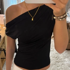 Svart oneshoulder topp - Fin fest topp!!💓