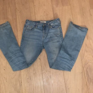 Ljusblå bootcut jeans Bailey - Säljer ett par ljusblå bootcut jeans från Bailey i storlek 164. Klassisk femficksmodell med dragkedja och knapp framtill. Jeansen har en lätt tvättad look och är perfekta för dig som gillar en lite vidare passform nertill.