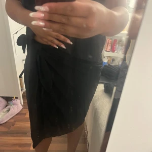 Svart kjol med knyt - Svart kjol som man kan knyta , super skönt material, knappt använd💕