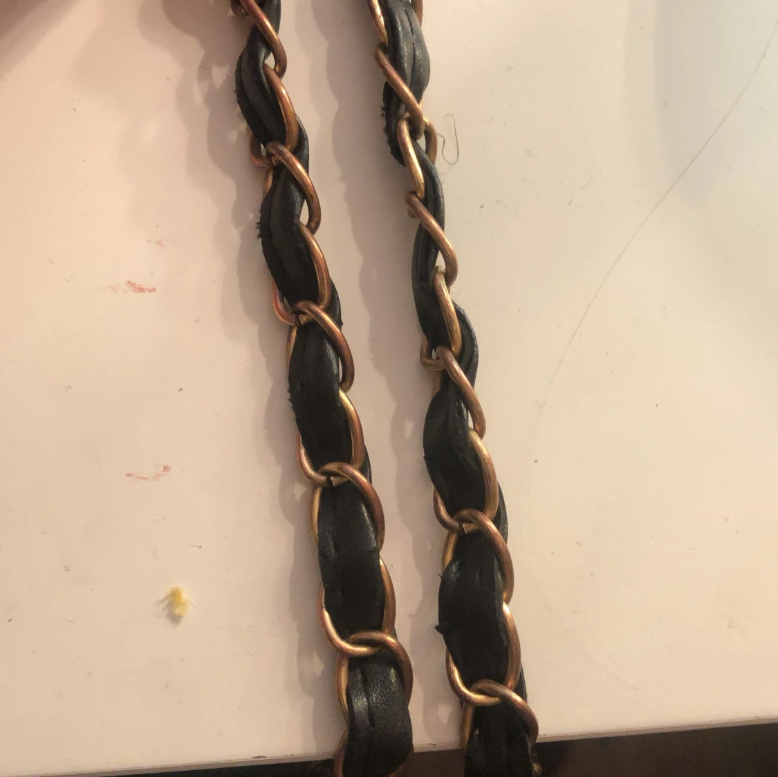 Svart quiltad axelväska med gulddetaljer - 2