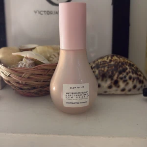 Glow Recipe Dew Drops - Säljer den eftersom att jag inte har någon användning av den längre! Den är ganska använd men skulle ändå säga att den håller ganska länge till💗nypris 419kr! Skriv gärna om du har frågor och kontakta helst innan du köper💗
