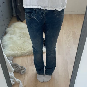 Mörkblå bootcut jeans - Snygga mörkblå jeans med bootcut passform och klassiska fickor både fram och bak. Jeansen har en normal midja och är tillverkade i ett mjukt denimtyg som sitter skönt på kroppen. Perfekta för dig som gillar en tidlös och avslappnad stil. Mått: 24/30🩷