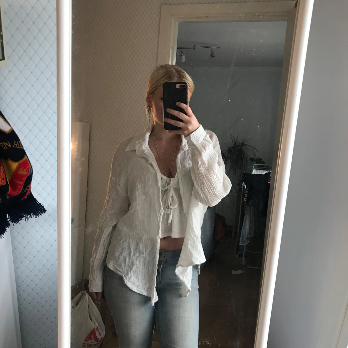 Vit luftig skjorta med knytning