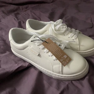 Vita sneakers - Vita sneakers från Anna Field. Aldrig använda och prislapp kvar då det var fel storlek!🤍 nypris 309kr