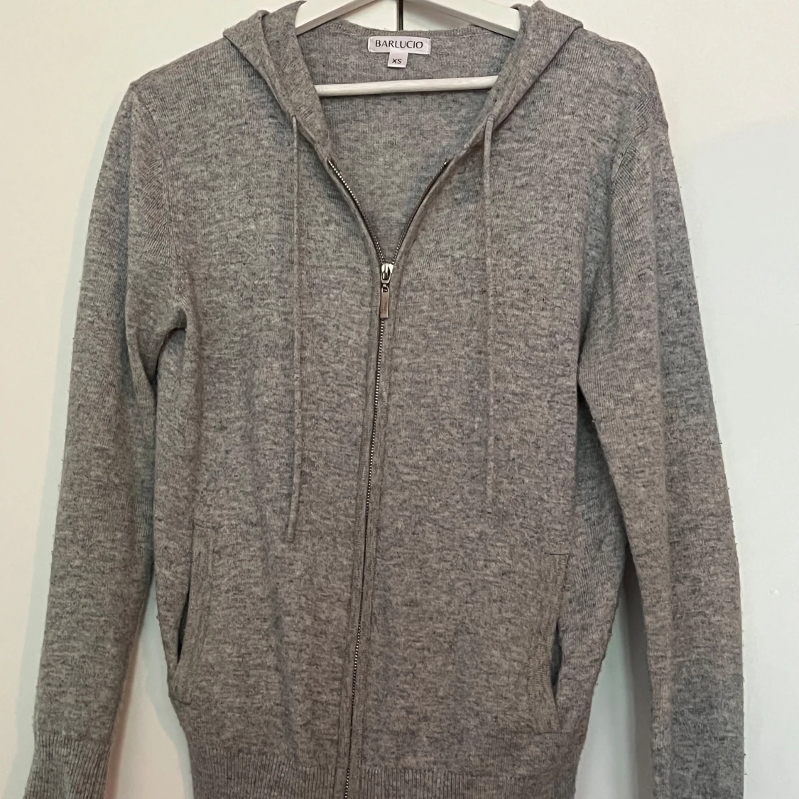Grå Kashmir hoodie från Barlucio ( Storlek XS ) - 3