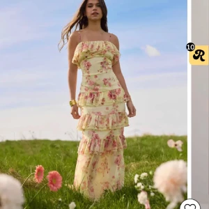 Volangklänning  - Har användt en gång , det har gått sönder lite på sidan därav priset , men det går att sy lätt💗