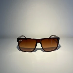 Ray-Ban solglasögon  - Helt nya. Perfekta inför sommaren. Riktigt snygga och stilrena. Extremt bra pris så först till kvarn. Det är en special model utan text eller märke på bågarna därför ej äkta.