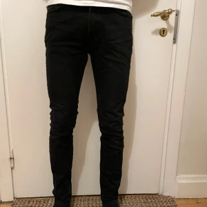 Acne Jeans - Säljer dessa svarta Acne Jeans. Jeansen är i storlek W30 L32 och är riktigt sköna. De är i mycket bra skick och har inga tydliga tecken på användning. Nu säljer jag dessa för endast 149kr. Hör av er vid frågor och bud. 3