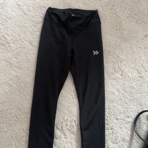 Träningsbyxor från lager 157 - Svarta stretchiga träningsbyxor från lager 157. Byxorna har snören innanför byxorna så man kan spänna in dem i midjan. Jag tror dem passar storlek S-M bra men dem är väldigt stretchiga så passar många olika storlekar.