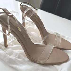 Zara Klackar - Slutsålda klackar från Zara! Mindre slitage på hälen, väldigt fint skick! Klackhöjd: 9,5 cm