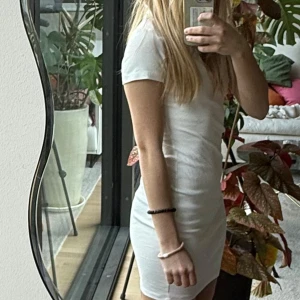 Vit tight kortklänning - Säljer en stilren vit kortklänning med tight passform och polokrage 🩷