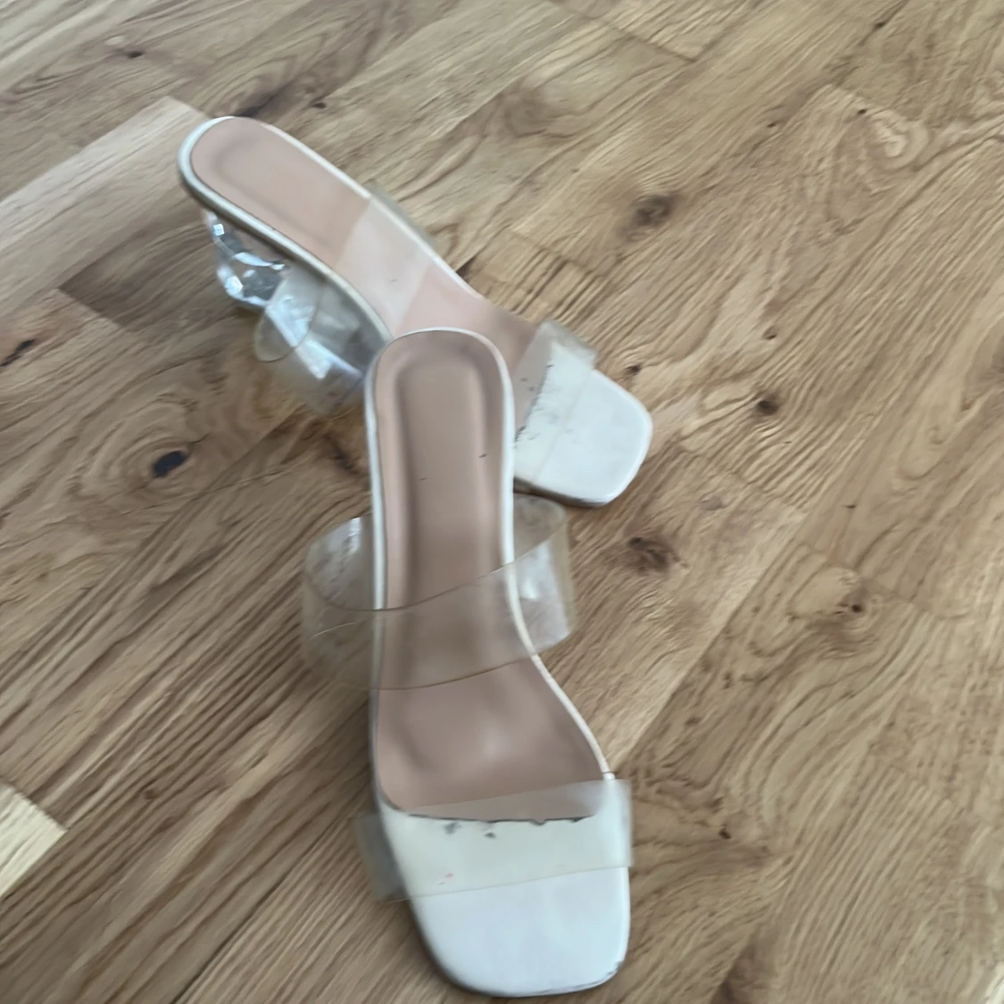 Vita klackskor med transparent rem