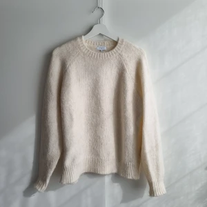 Cremevit stickad tröja Ninepine - Mysig vit stickad tröja från Ninepine i storlek S (oversize). Tröjan har rund halsringning och långa ärmar. Väldigt mjukt och skönt material. Perfekt skick, använd 2 gånger. Nypris 1200 kr.