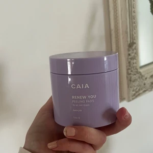CAIA Renew You Peeling Pads - CAIA Renew You Peeling Pads i en snygg lila burk, innehåller 140 ml. Padsen är runda och vita, perfekta för att exfoliera huden med AHA+LHA. Kommer med en liten plasttång för smidig användning. Passar alla hudtyper. Finns pass kvar 