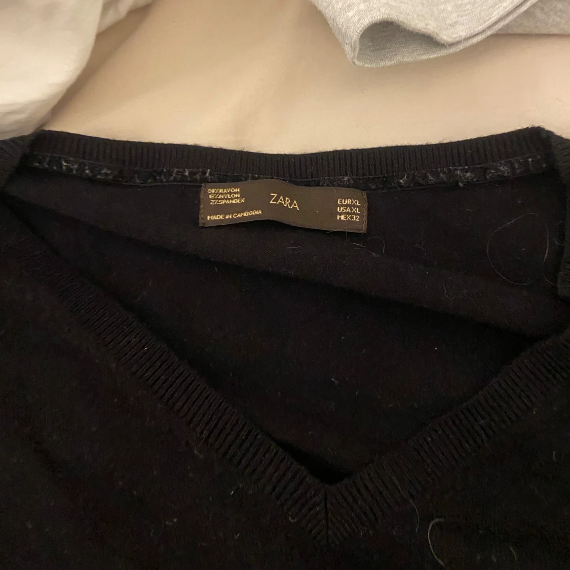 Svart stickad v-ringad tröja från Zara - 2