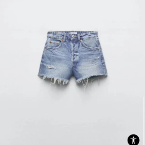 Blå jeansshorts med fransar - Säljer ett par blå jeansshorts med hög midja och fransig kant.  OBS ingen prislapp på. Inga defekter! 